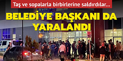Taş ve sopalarla birbirlerine saldırdılar... Belediye başkanı da yaralandı